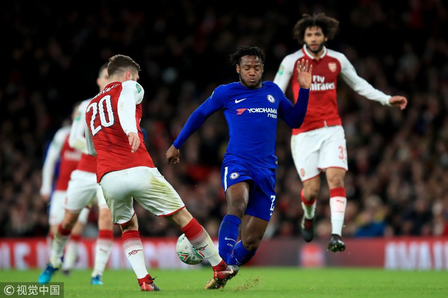 一名年轻选 一名年轻选